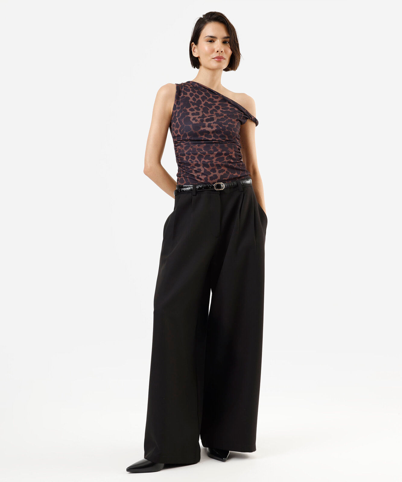 blusa feminina assimétrica franzida animal print marrom