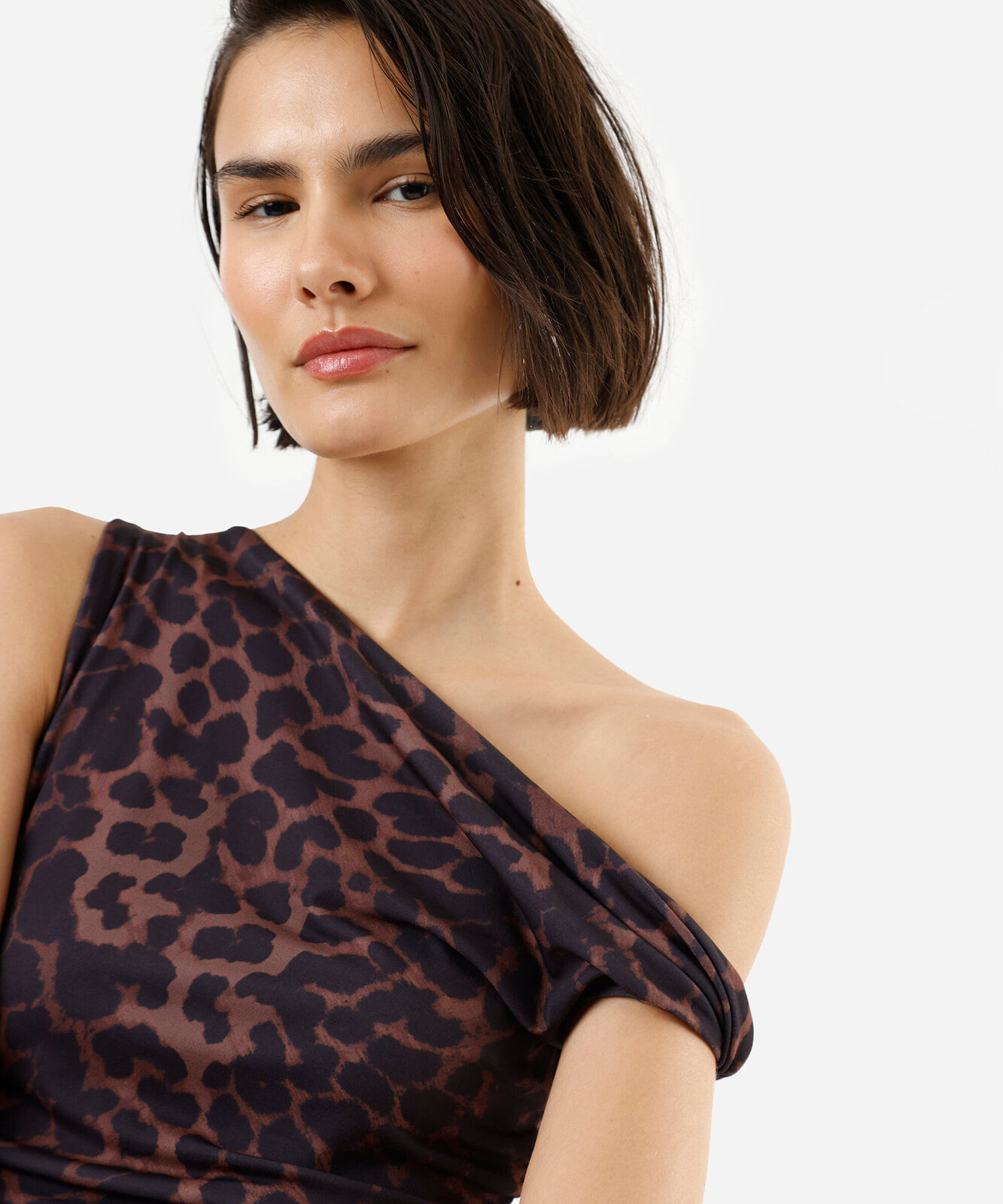 blusa feminina assimétrica franzida animal print marrom