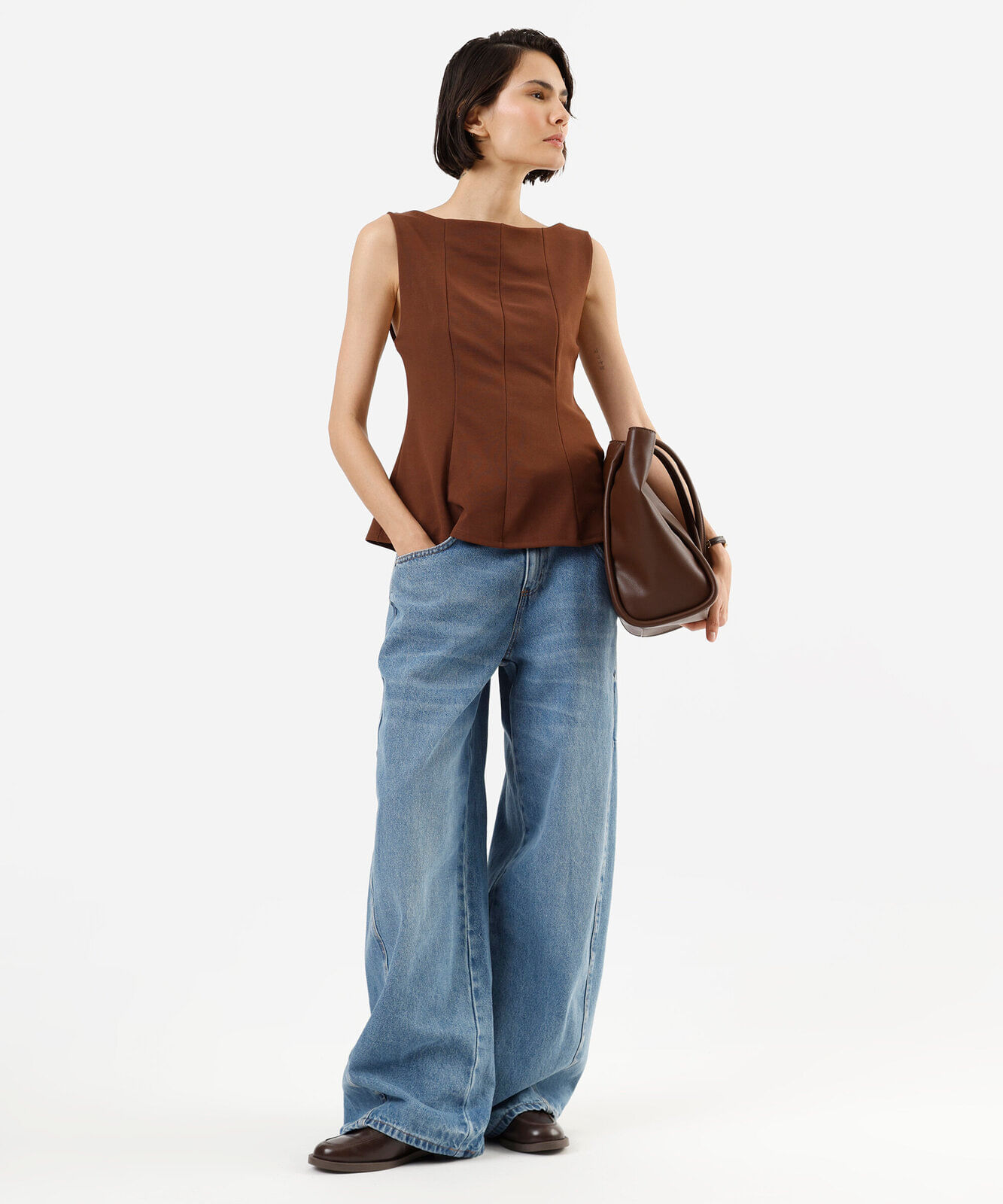 regata peplum feminina decote canoa com recortes marrom