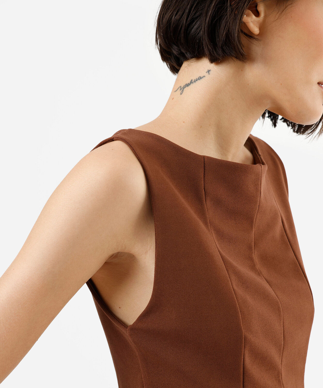regata peplum feminina decote canoa com recortes marrom