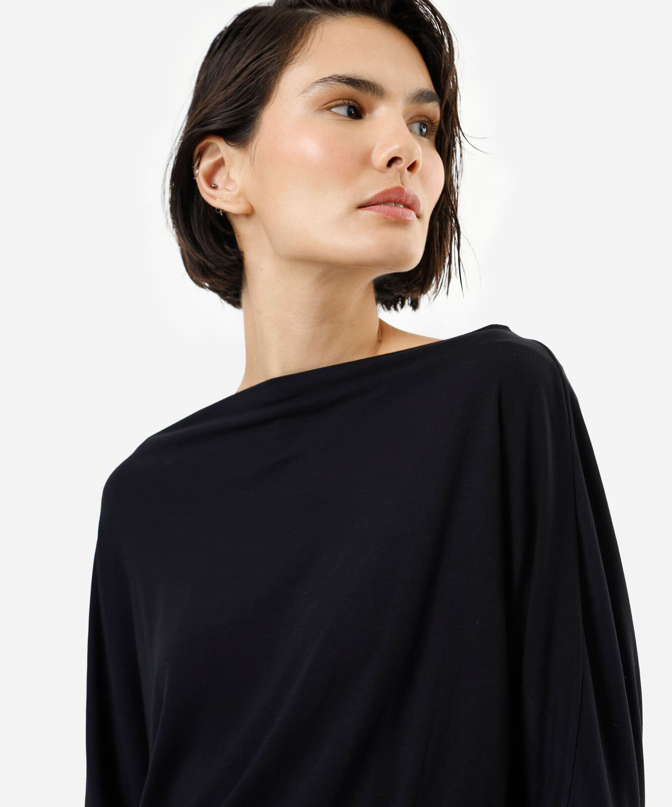 blusa feminina de viscose manga longa decote canoa  preta