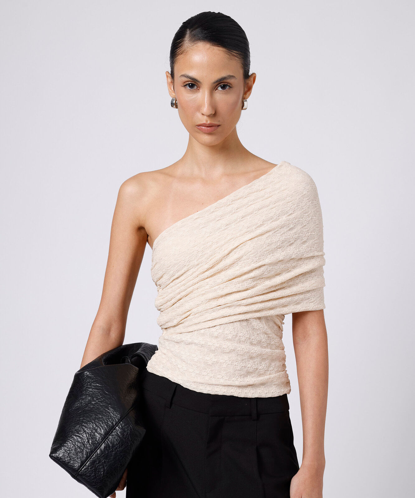 blusa ombro único feminina de renda franzida floral mindset off white