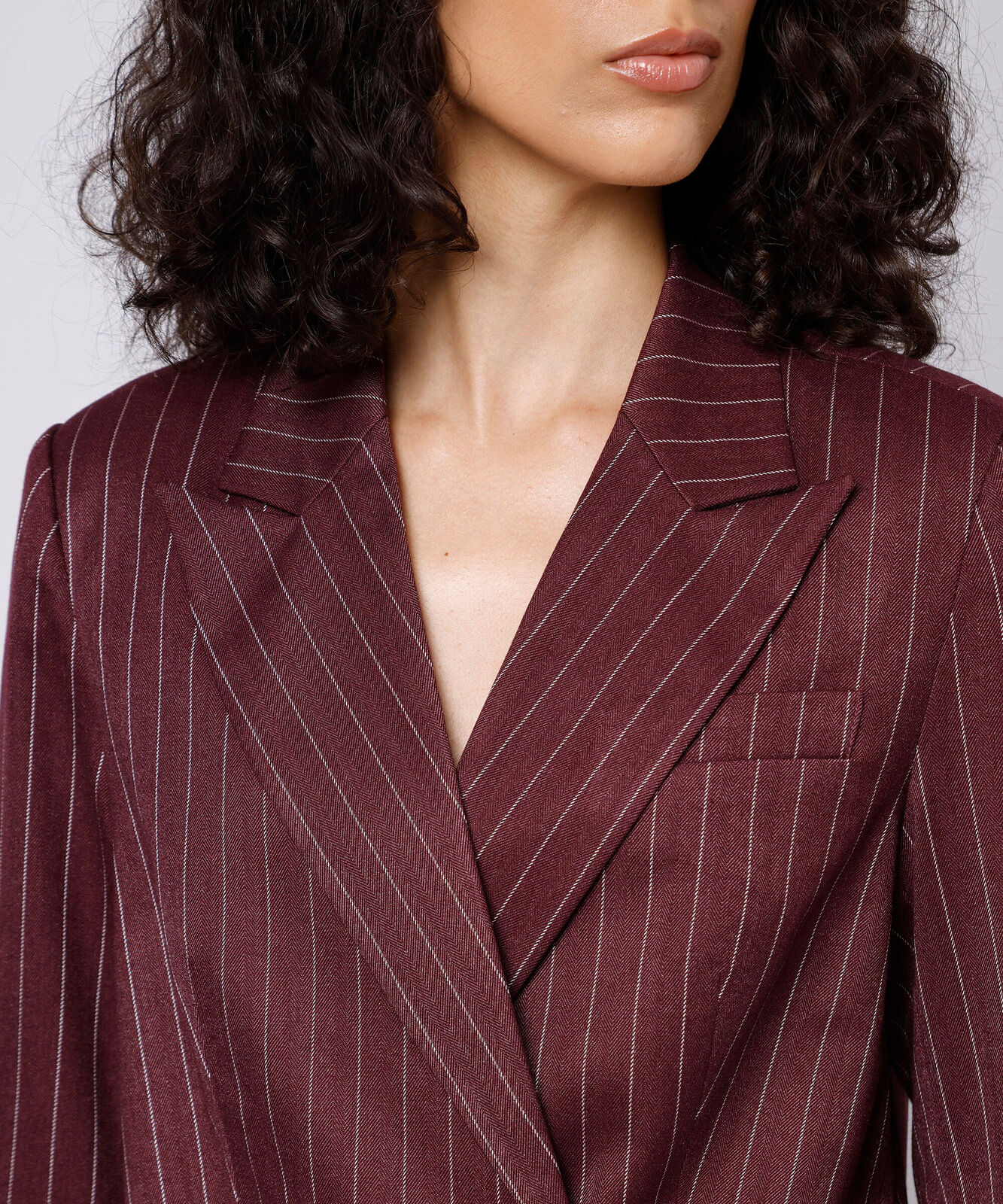 blazer de alfaiataria cropped feminino risca de giz mindset vinho