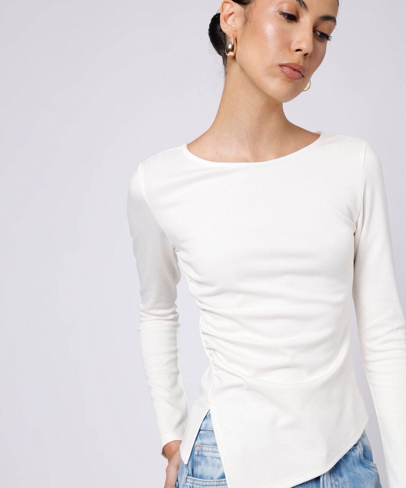blusa feminina com viscose e fenda franzida mindset off white