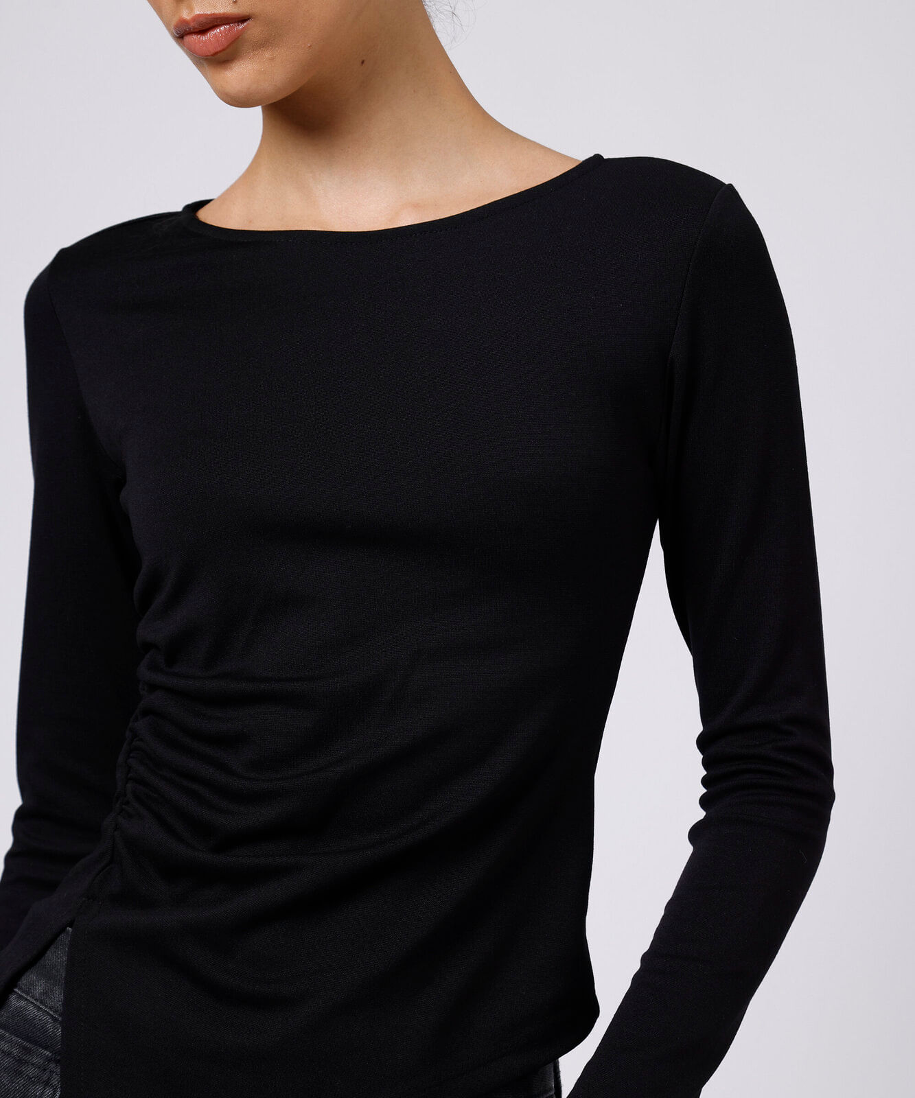 blusa feminina com viscose e fenda franzida mindset preta