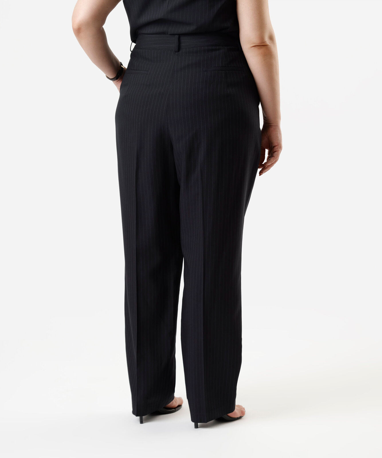 calça reta de alfaiataria feminina risca de giz plus size azul