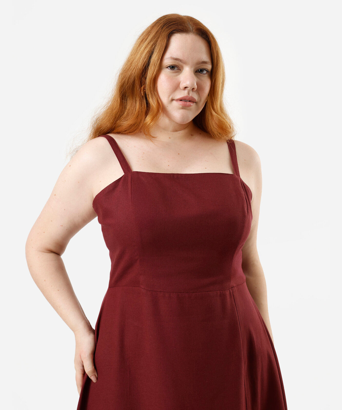 vestido midi com linho e fenda plus size vinho
