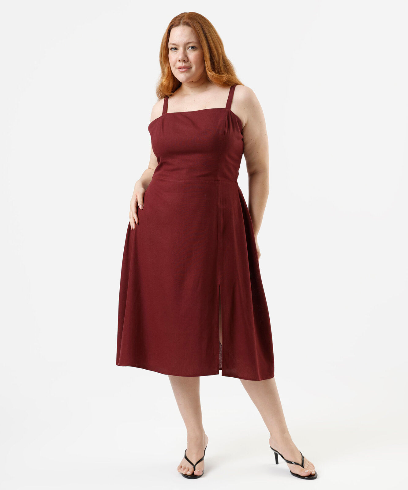 vestido midi com linho e fenda plus size vinho