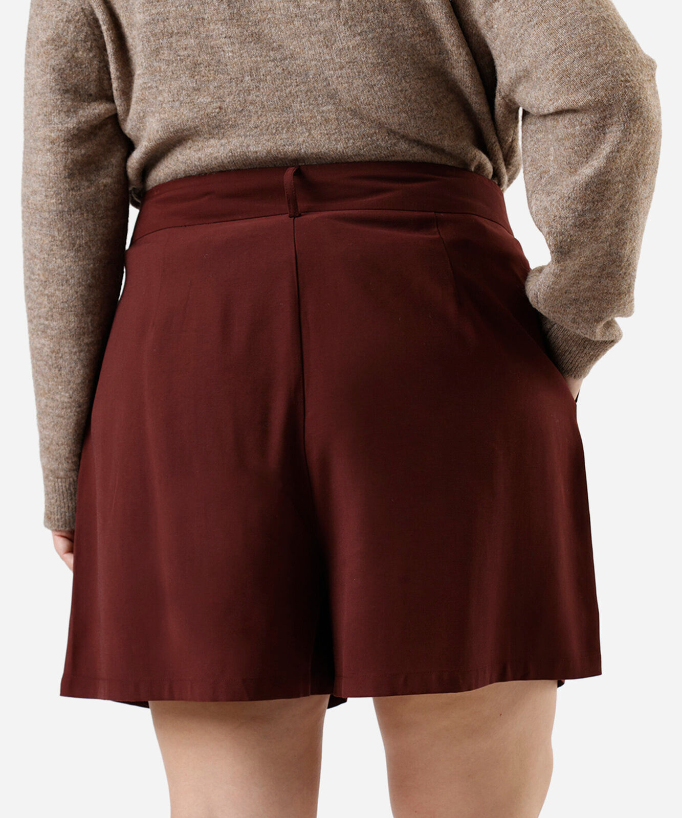 short feminino de alfaiataria com pregas plus size vinho