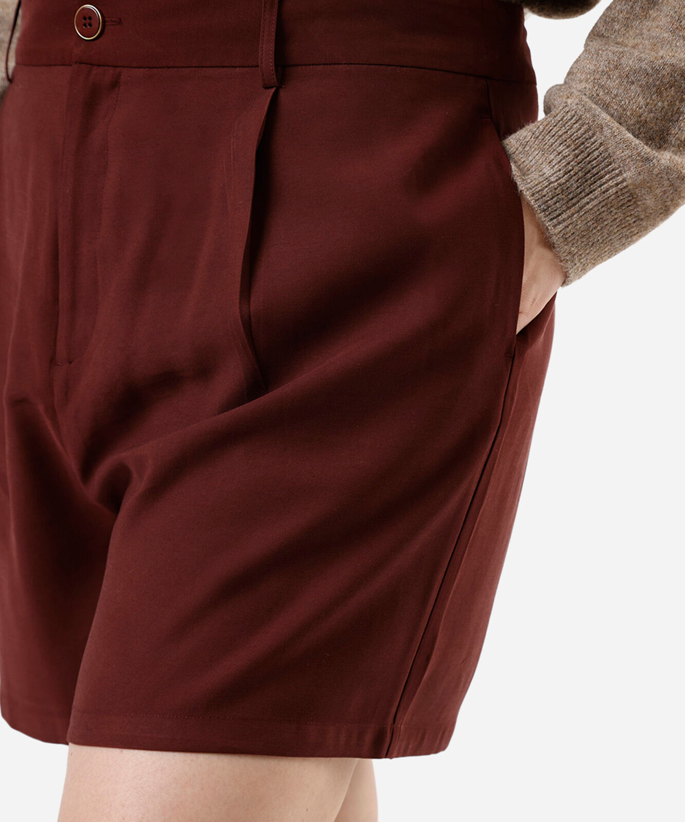 short feminino de alfaiataria com pregas plus size vinho