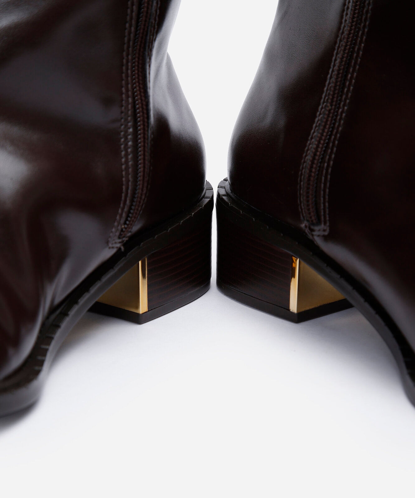 bota cano curto feminina com detalhe metalizado marrom