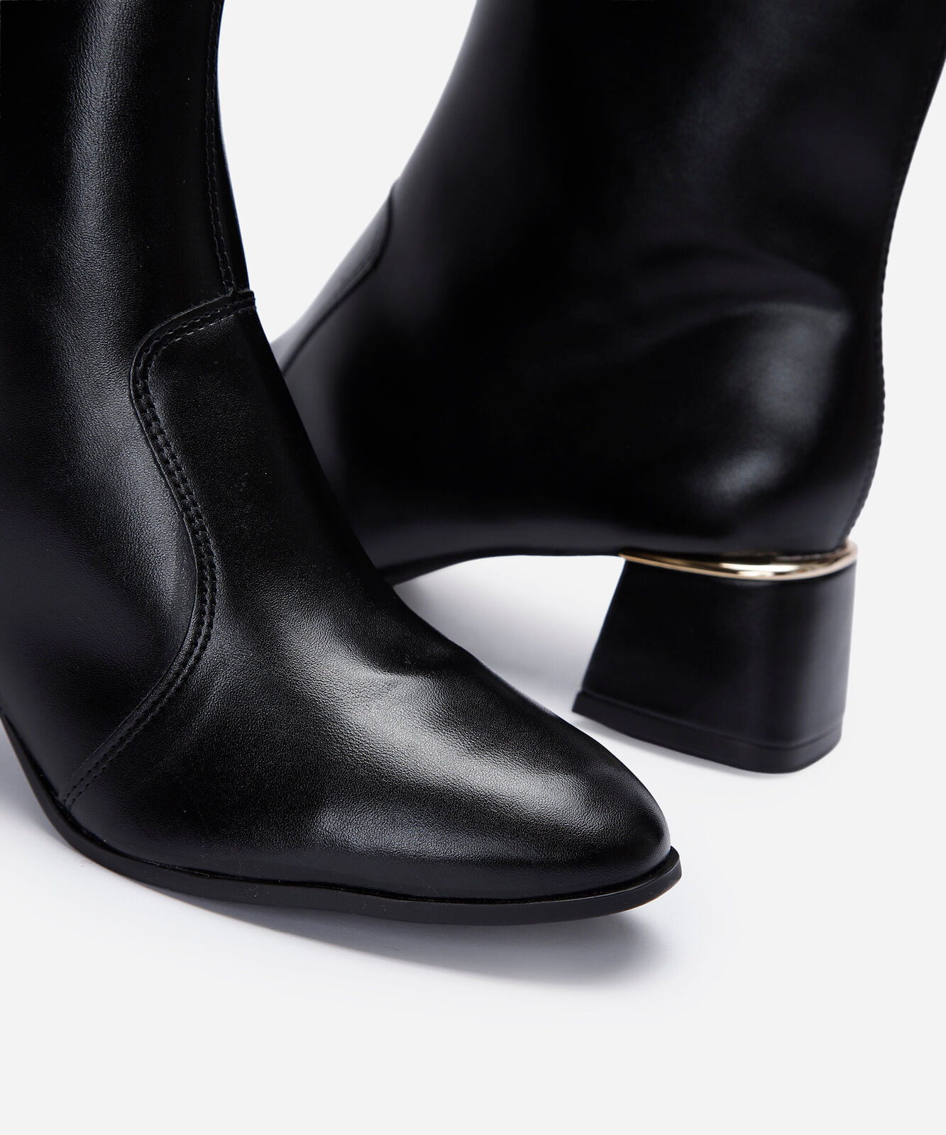 bota cano curto bico fino salto grosso preta