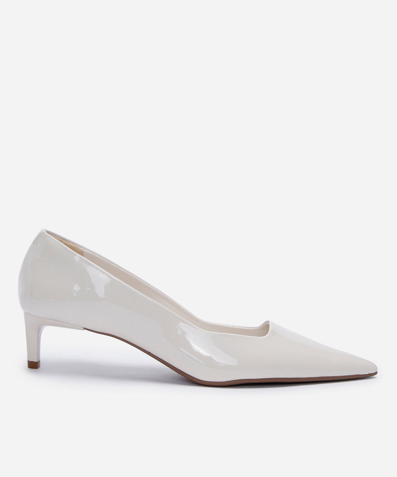 scarpin bico fino salto baixo o diabo veste prada branco