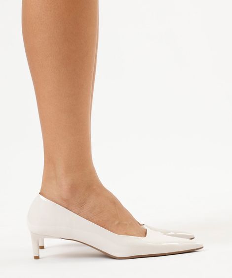 scarpin bico fino salto baixo branco