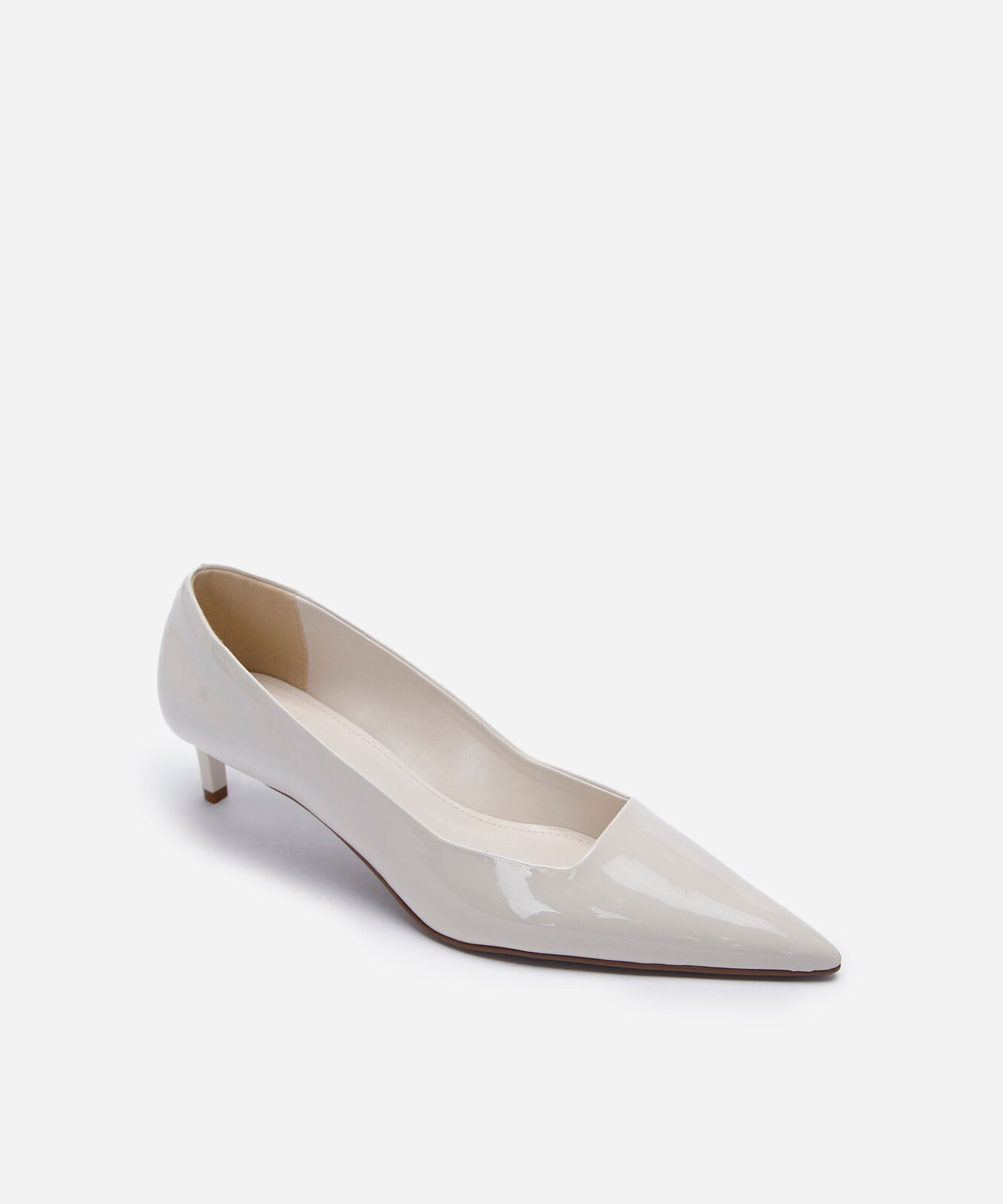 scarpin bico fino salto baixo o diabo veste prada branco