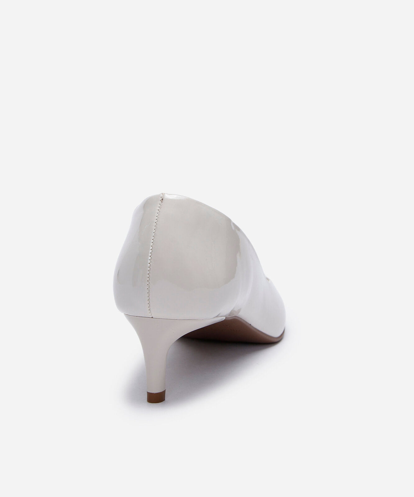 scarpin bico fino salto baixo o diabo veste prada branco
