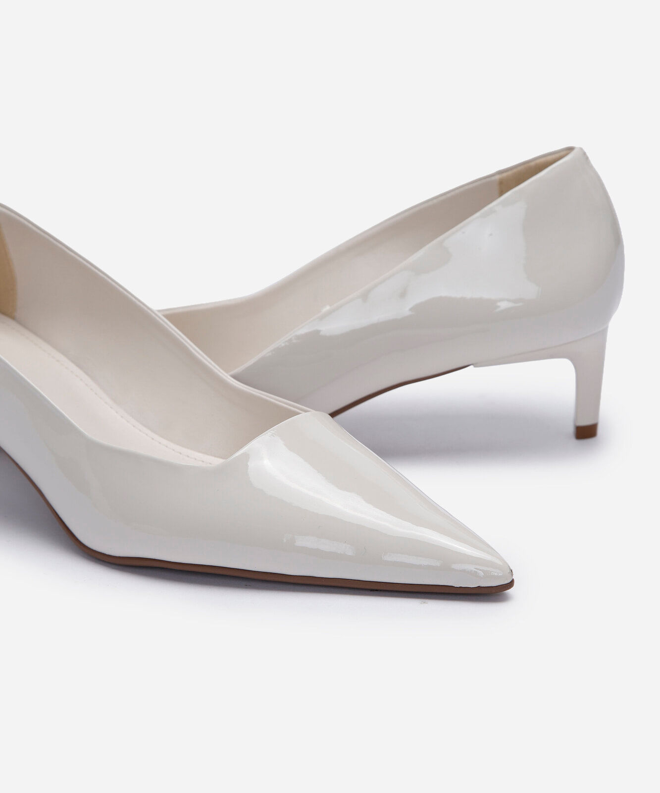 scarpin bico fino salto baixo o diabo veste prada branco