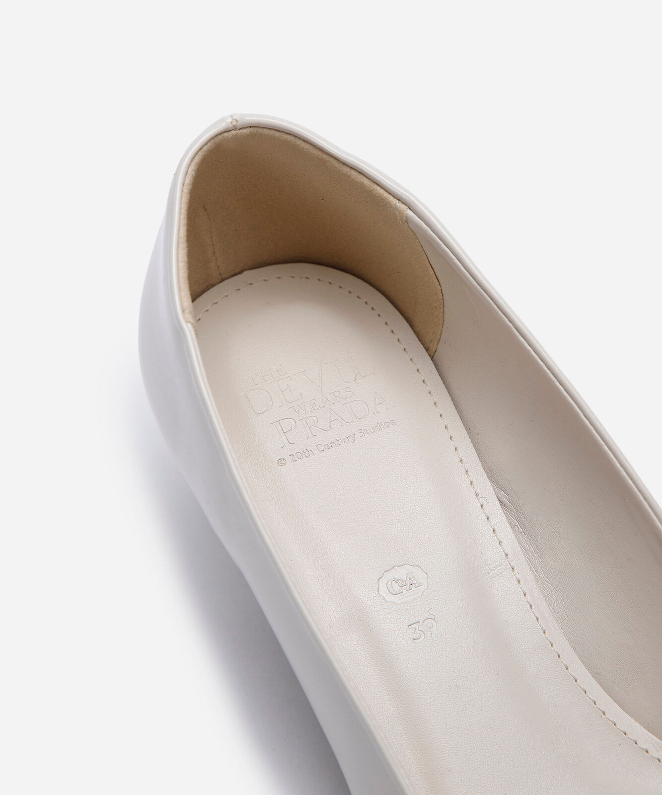scarpin bico fino salto baixo o diabo veste prada branco