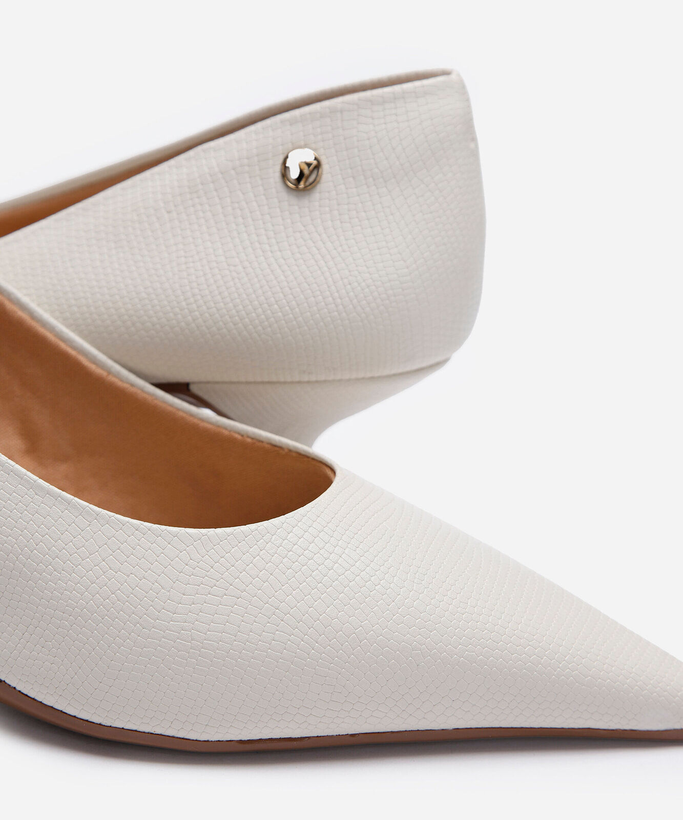 scarpin bico fino salto baixo via uno off white