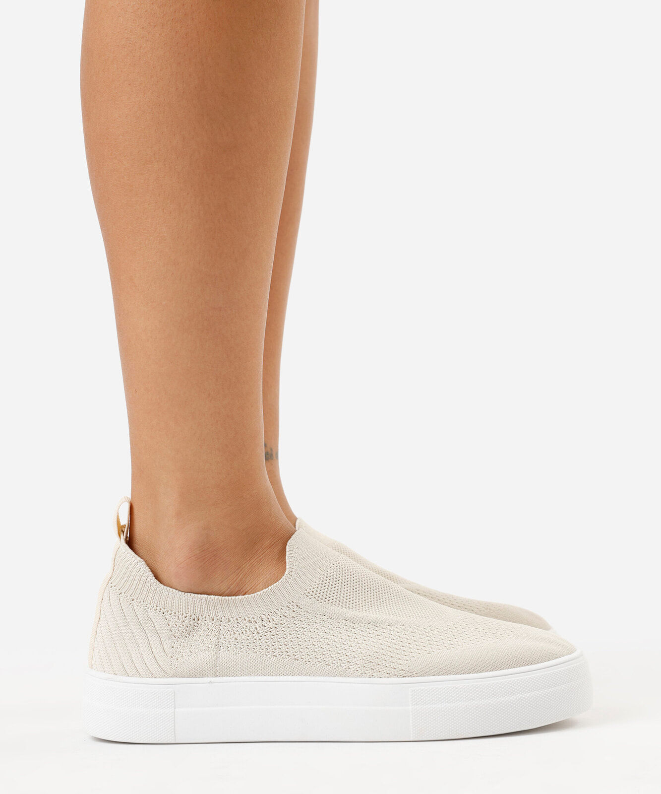 tênis knit casual off white