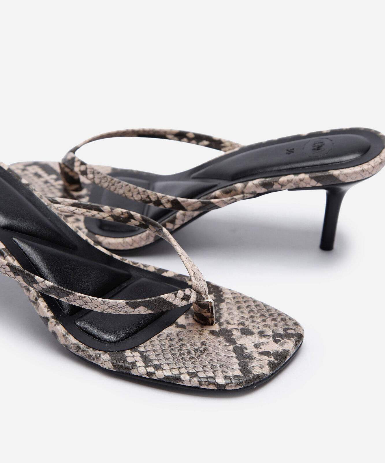 tamanco bico quadrado salto fino animal print cinza
