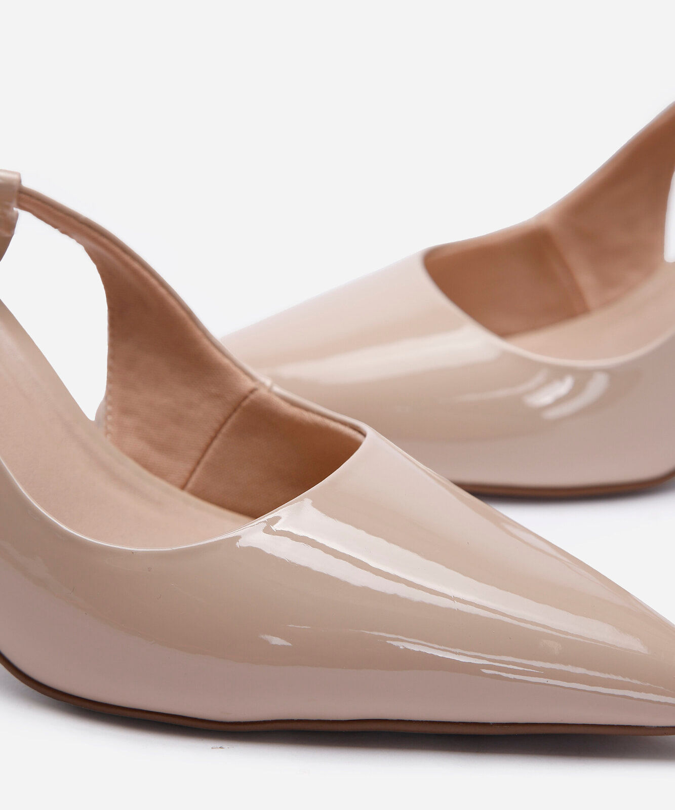 scarpin slingback bico fino salto alto bege