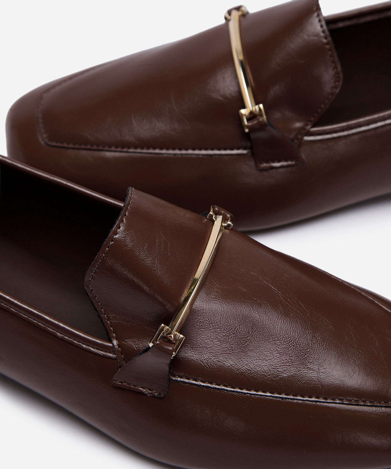 sapato loafer bico quadrado com fivela  marrom