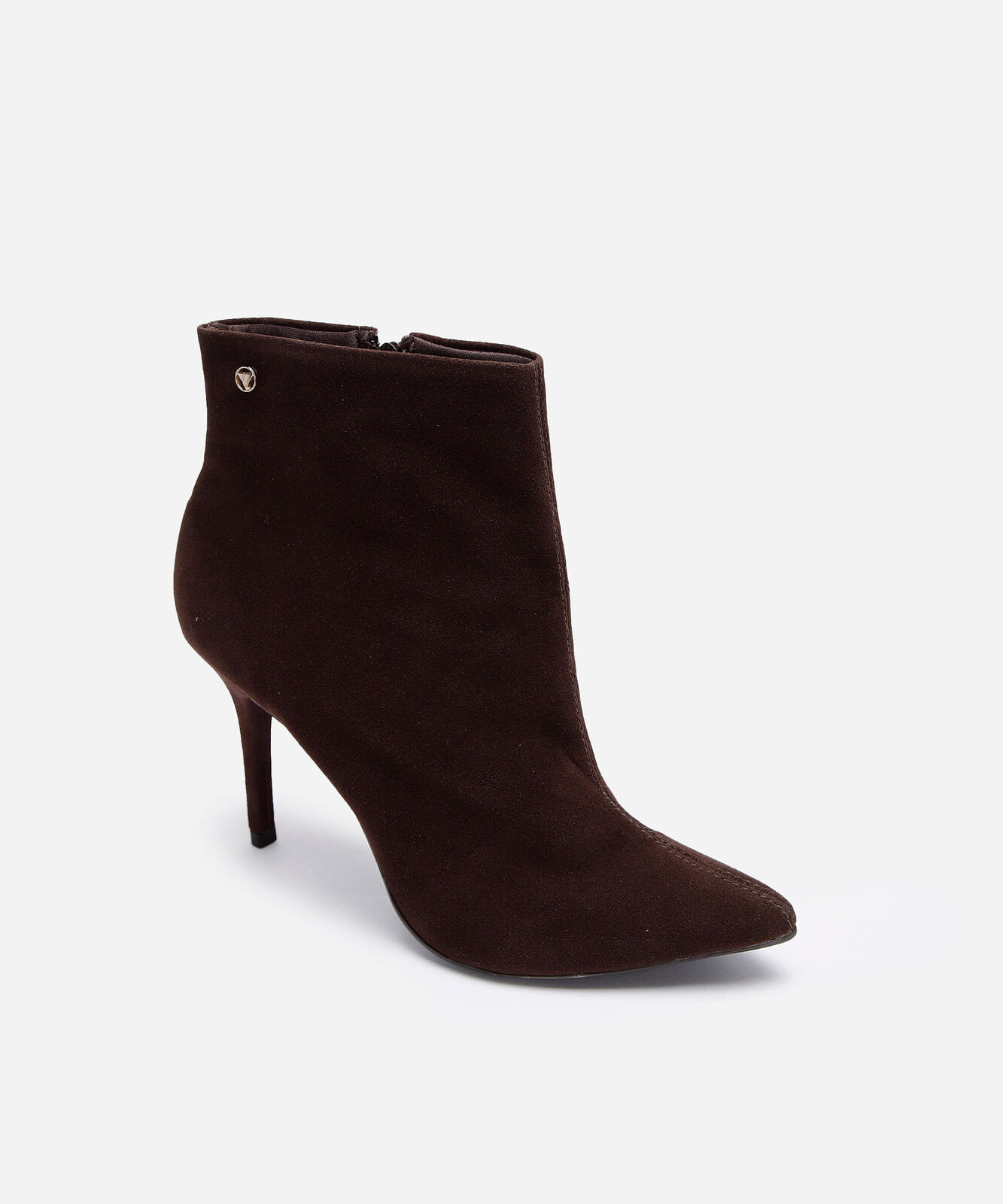 bota salto alto fino cano curto marrom