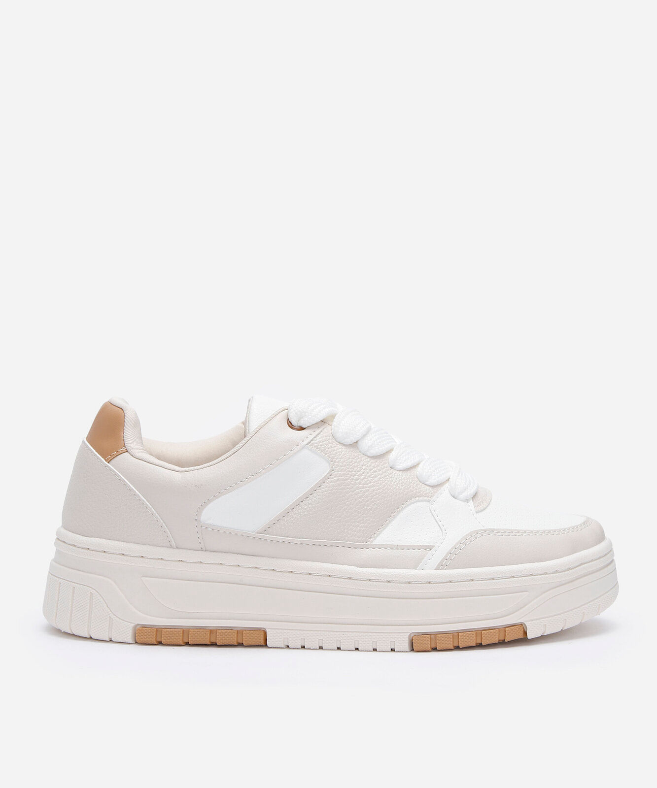 tênis casual flatform com recortes bege