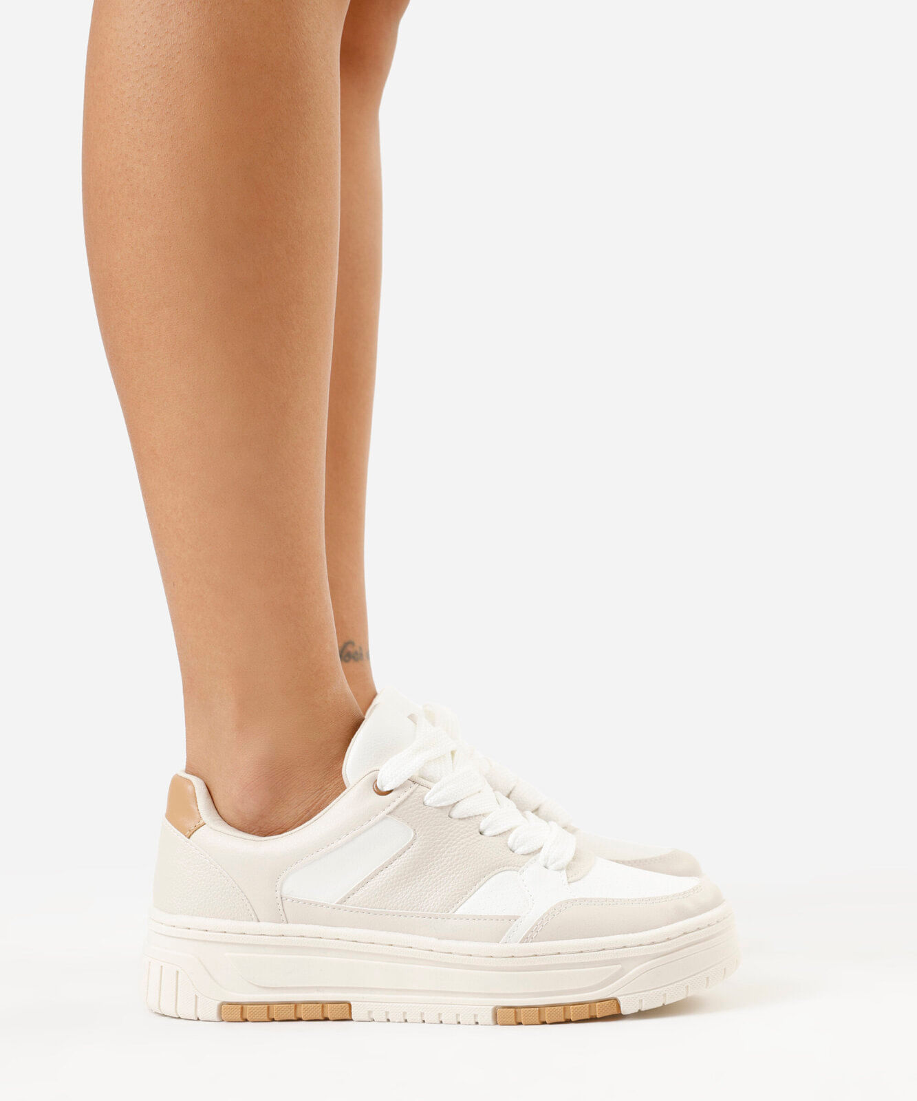 tênis casual flatform com recortes bege