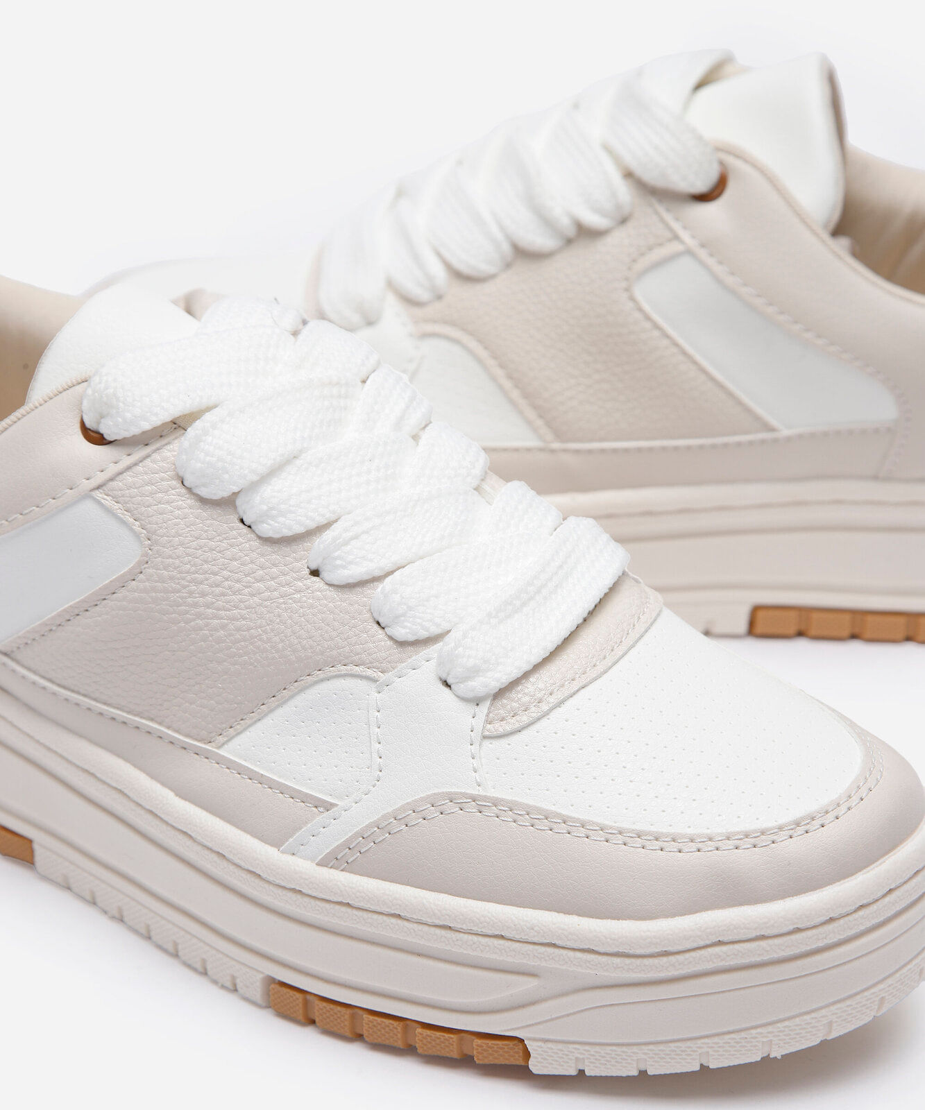 tênis casual flatform com recortes bege