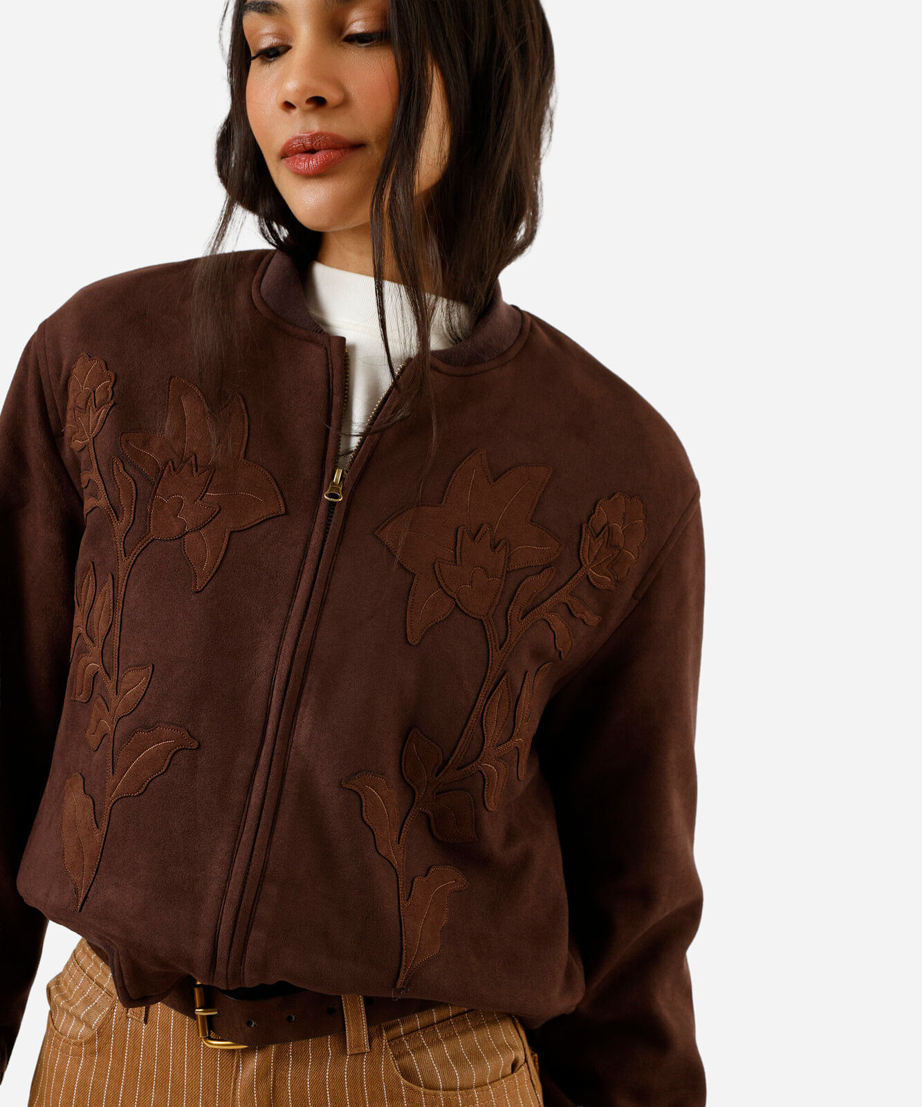 jaqueta bomber feminina de suede com bordado marrom