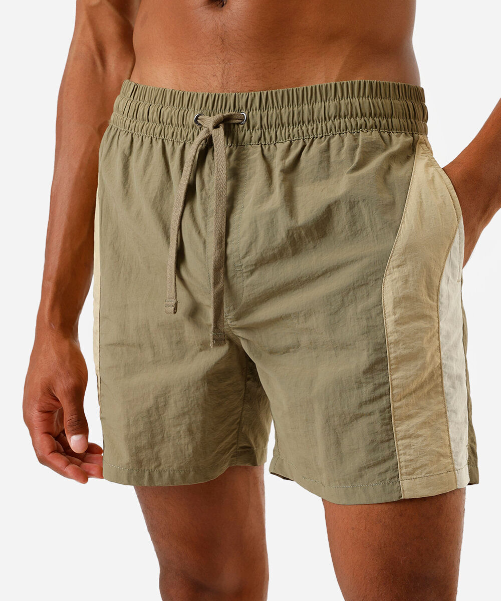 short reto masculino de poliamida com recortes verde