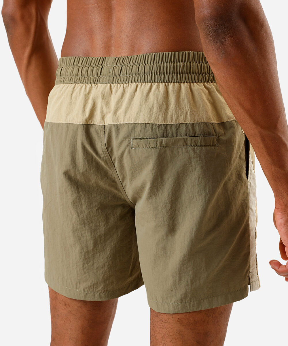 short reto masculino de poliamida com recortes verde