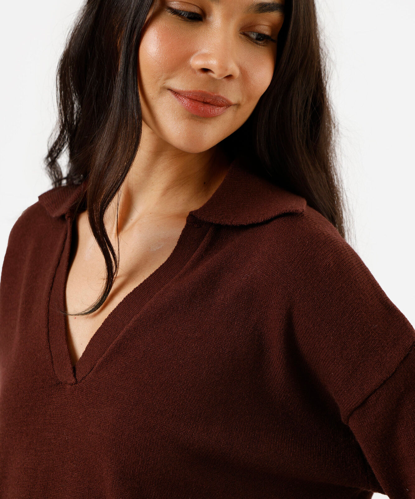 suéter feminino de tricot com gola marrom