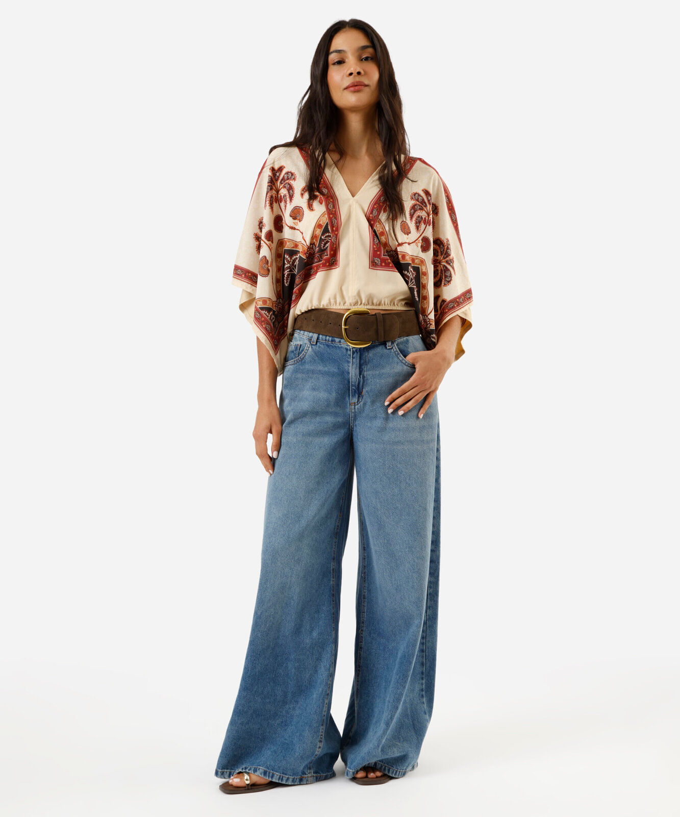 bata feminina decote v folhagens bege