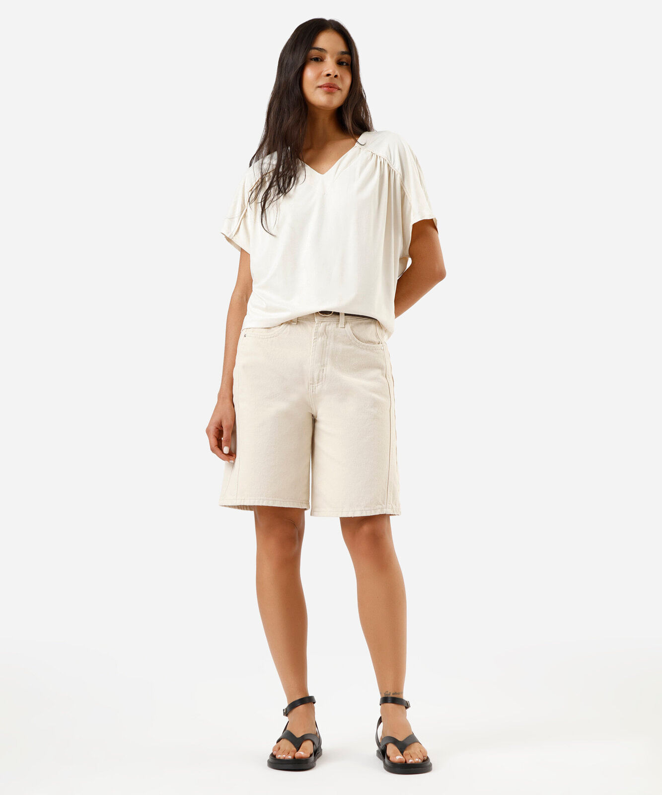 blusa feminina de suede decote v franzida bege