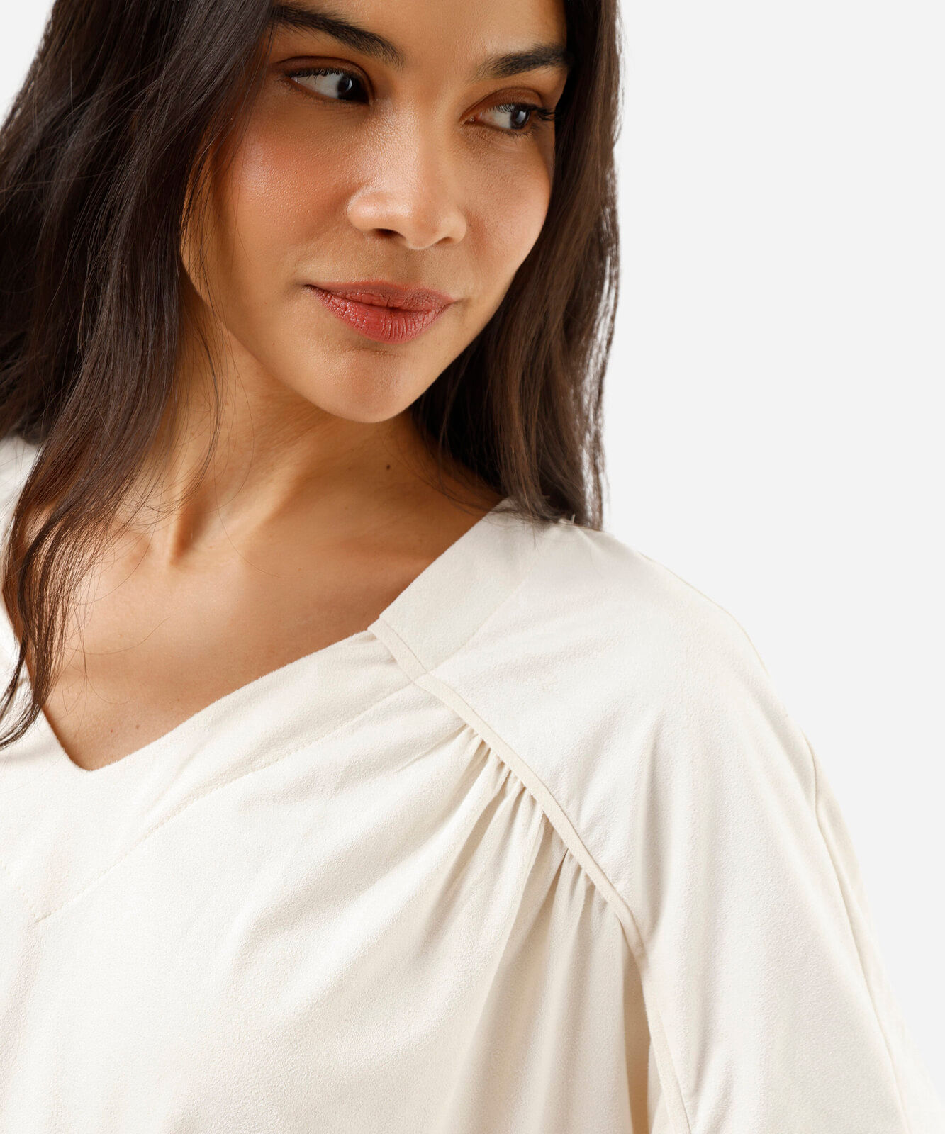 blusa feminina de suede decote v franzida bege