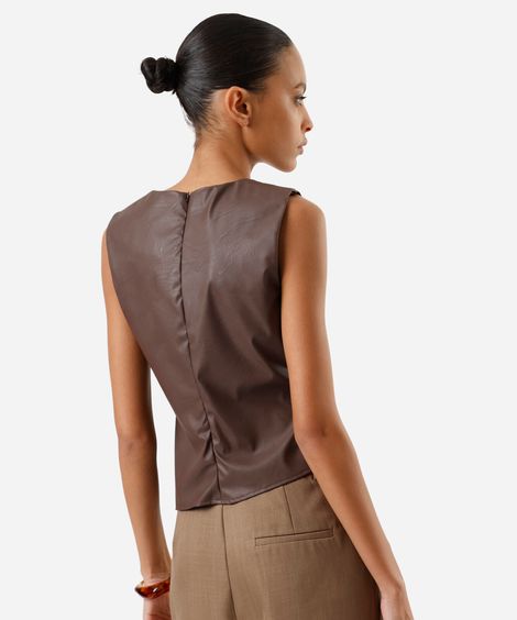 regata feminina de pu com franzidos marrom