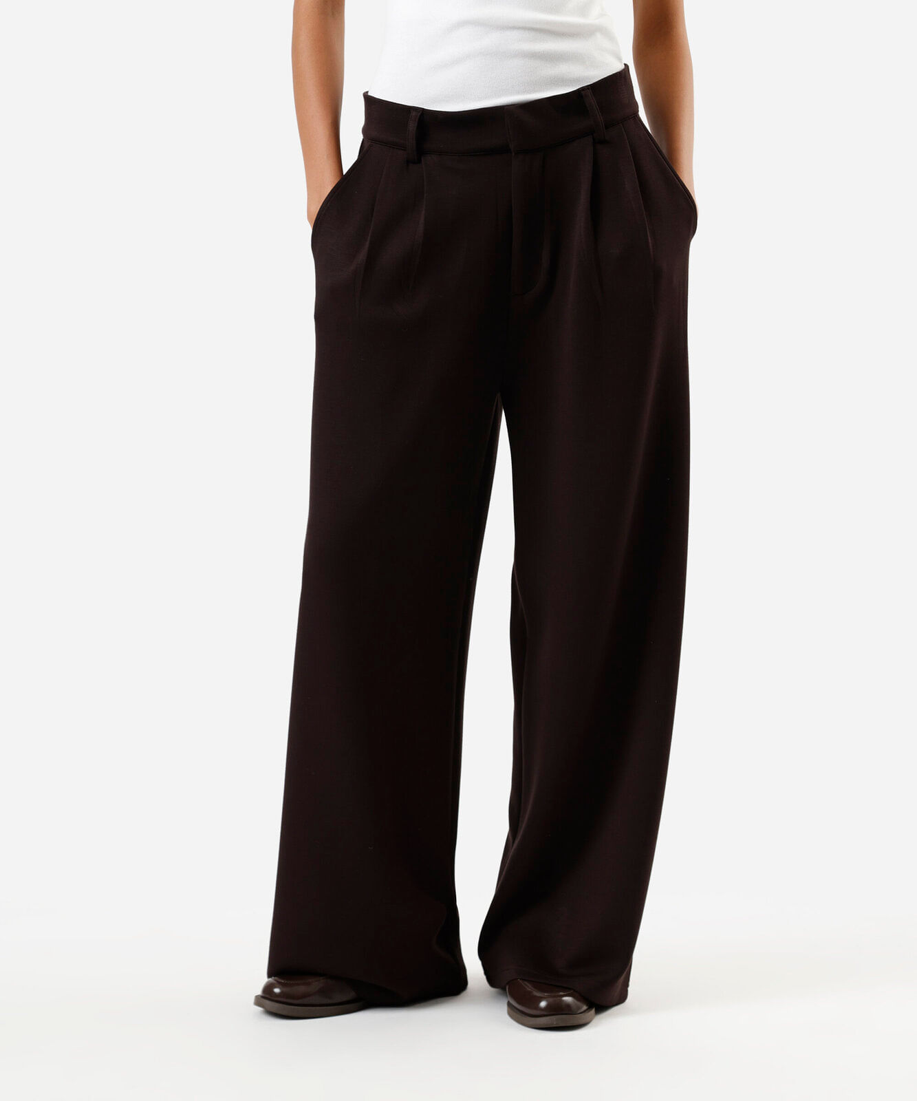 calça wide leg de alfaiataria feminina com pregas marrom