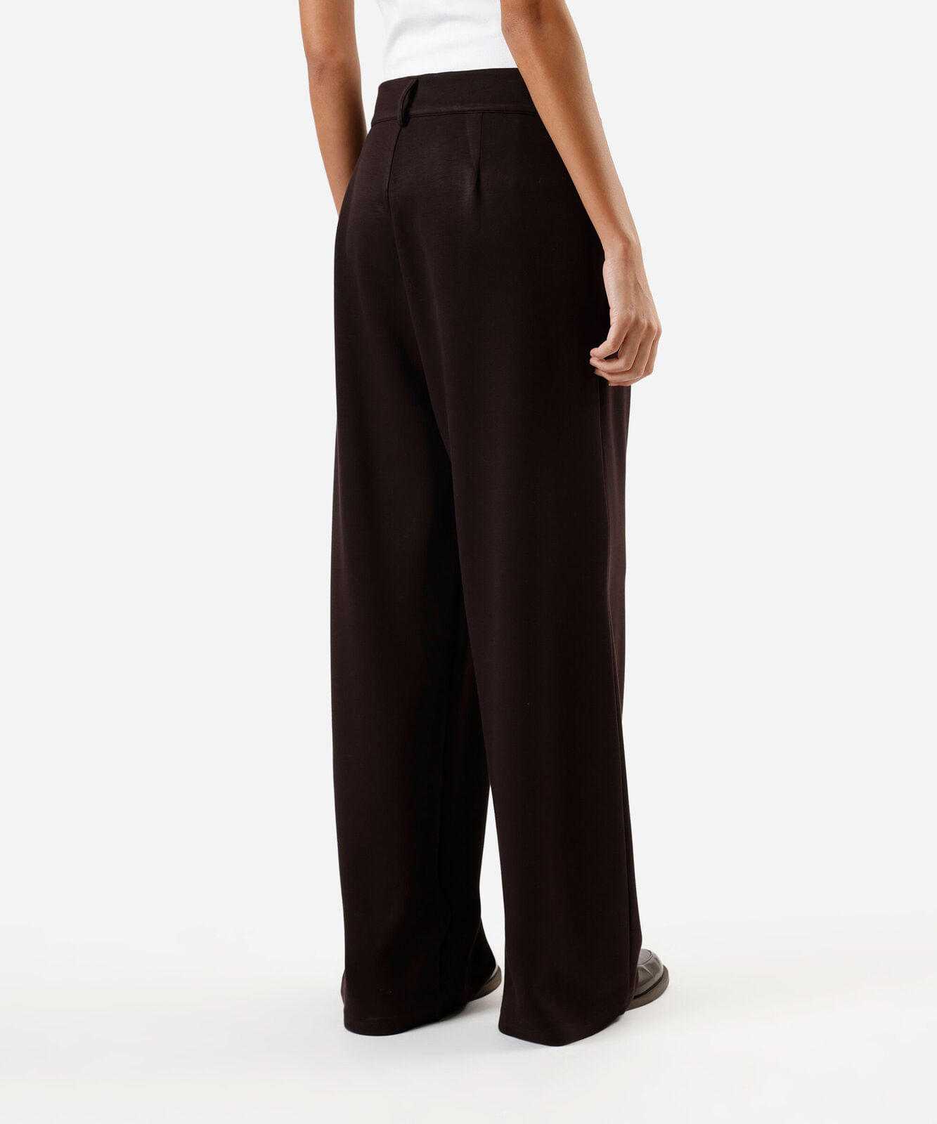 calça wide leg de alfaiataria feminina com pregas marrom