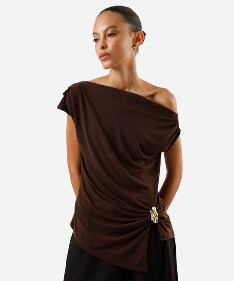 blusa feminina assimétrica franzida com fivela  marrom