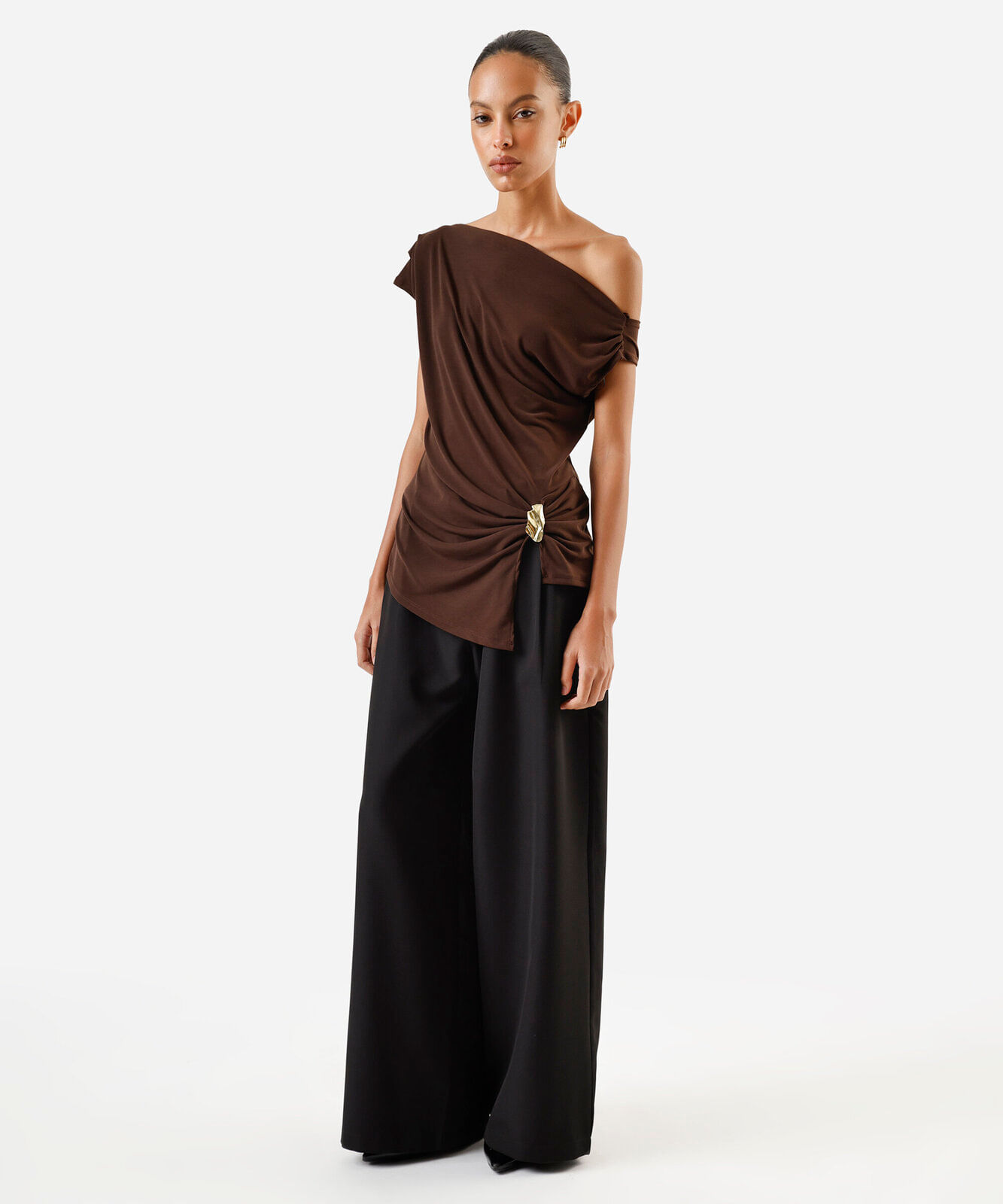 blusa feminina assimétrica franzida com fivela  marrom