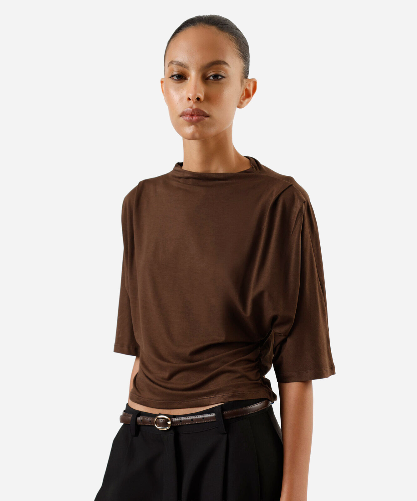 blusa feminina de viscose manga curta com franzidos marrom