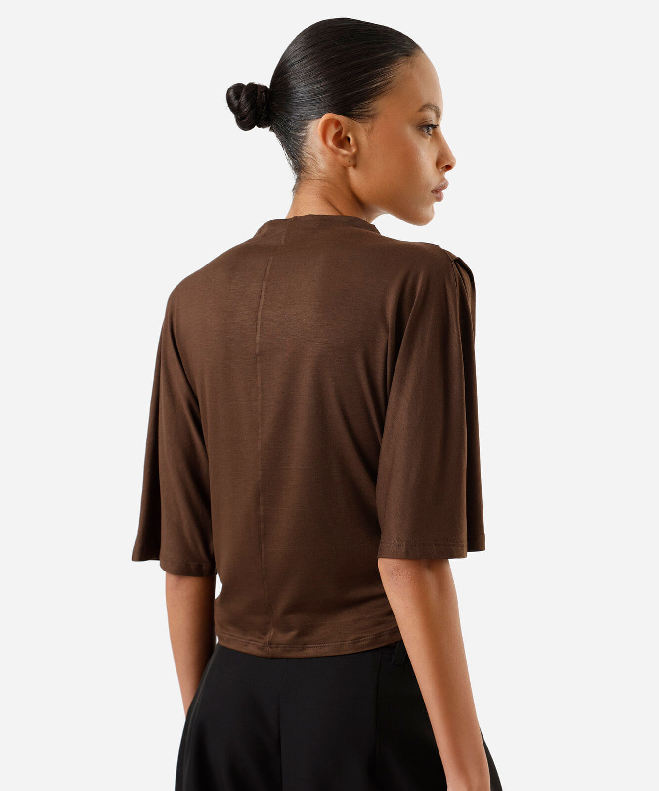blusa feminina de viscose manga curta com franzidos marrom