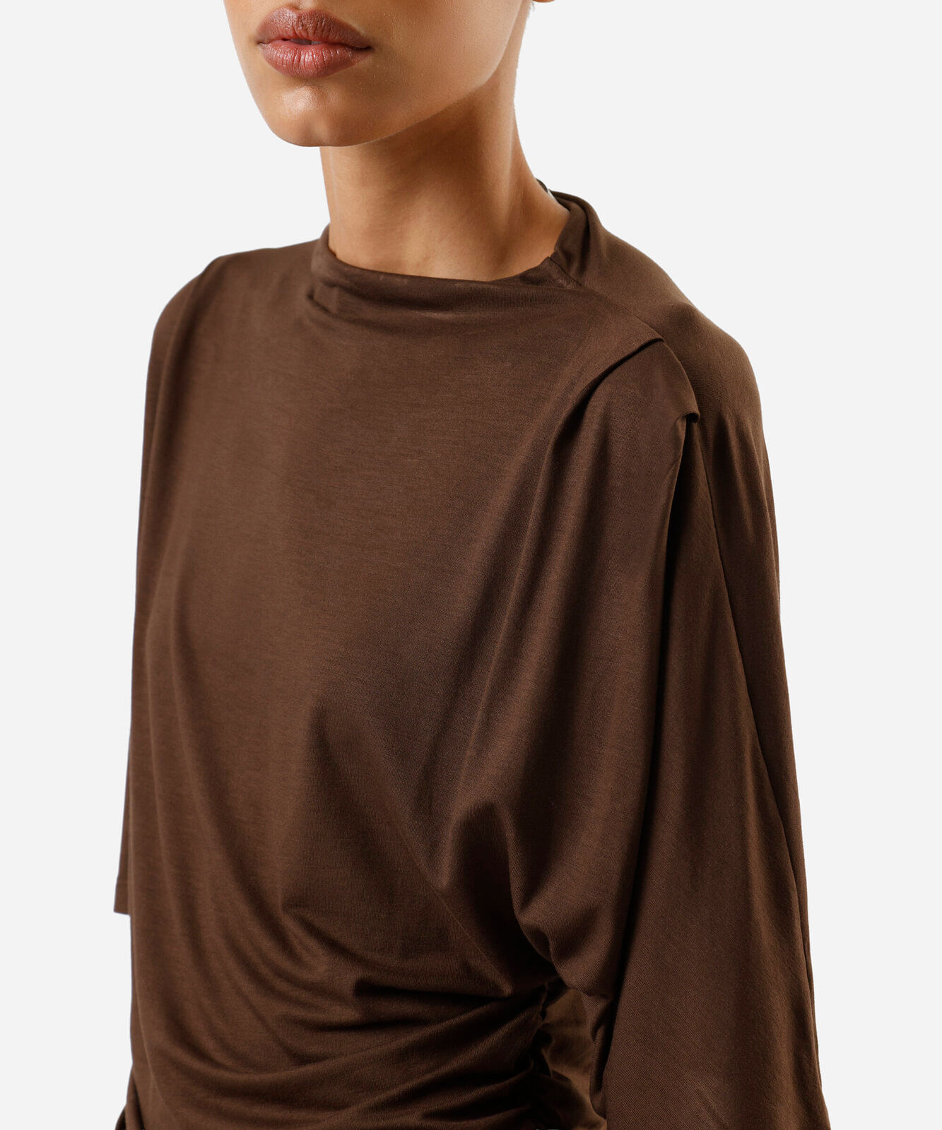 blusa feminina de viscose manga curta com franzidos marrom