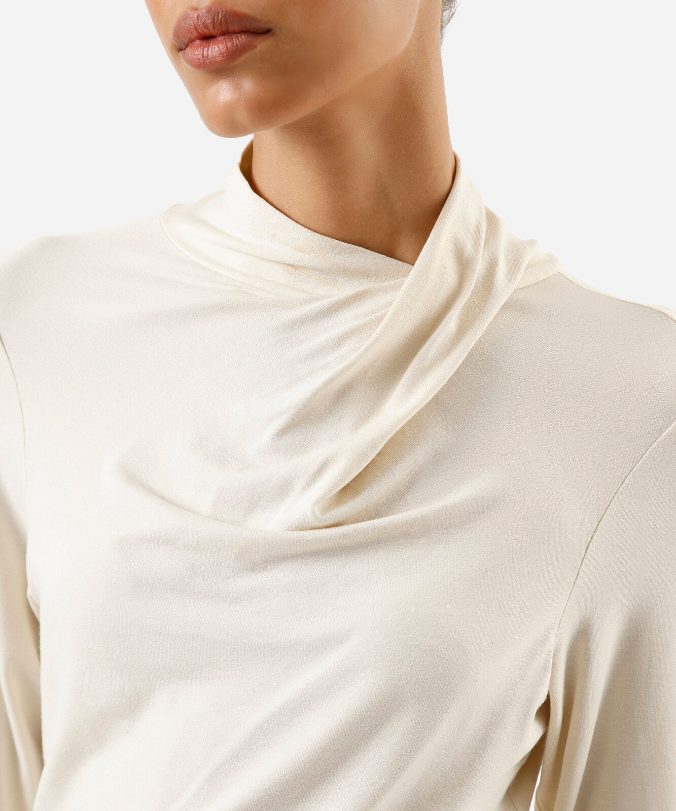 blusa feminina de viscose manga longa gola alta bege