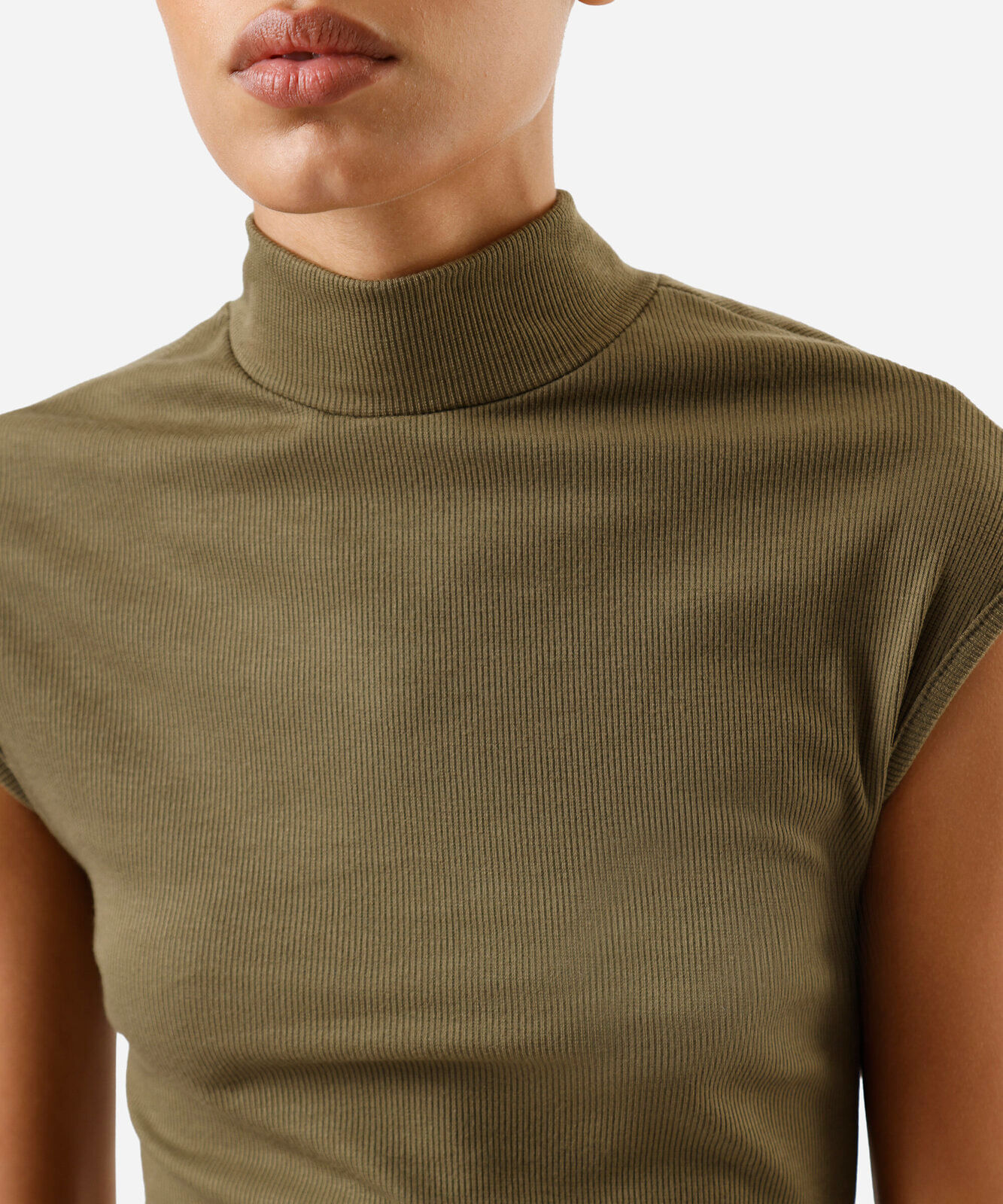 blusa muscle tee feminina gola alta canelada básica verde