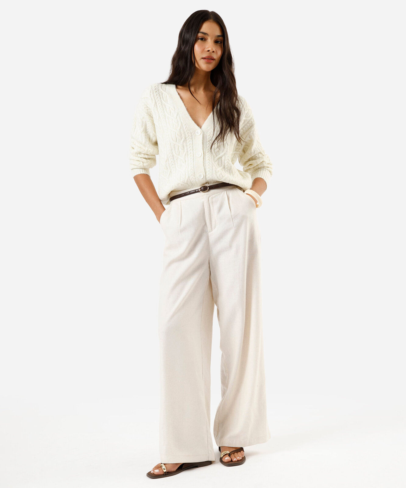 cardigan feminino de tricot com botões texturizado bege