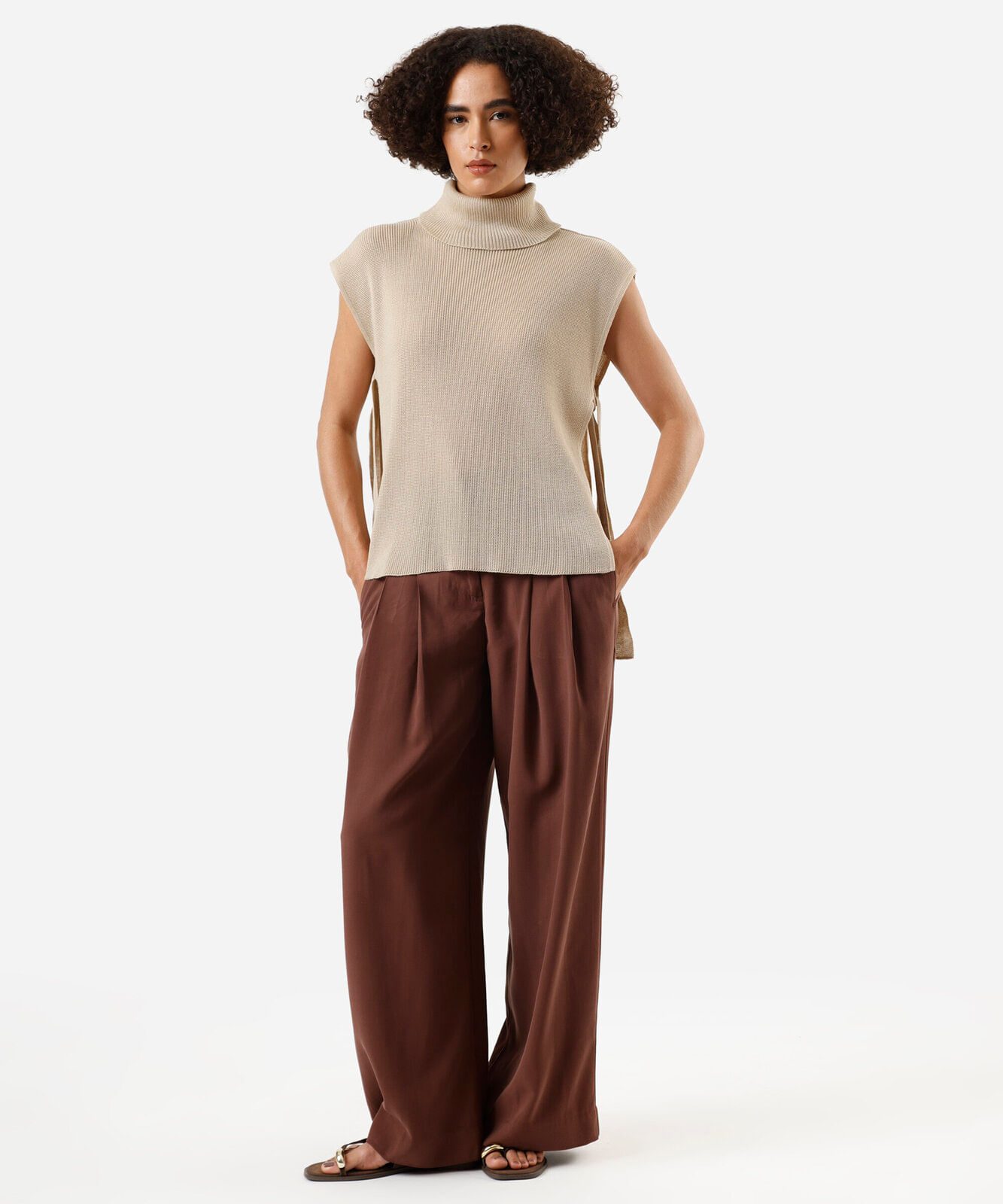 blusa feminina de tricot com abertura gola alta bege